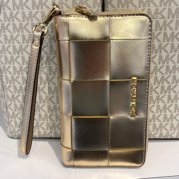 Michael Kors Large Metallic Smartphone Wristlet Wallet 
Pale Gold 
NWT - Picture 15 of 16